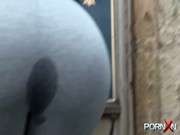 Видео парнуха девушка писиет в штаны на улице